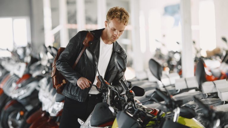 Quelle moto choisir pour allier performance et confort ?